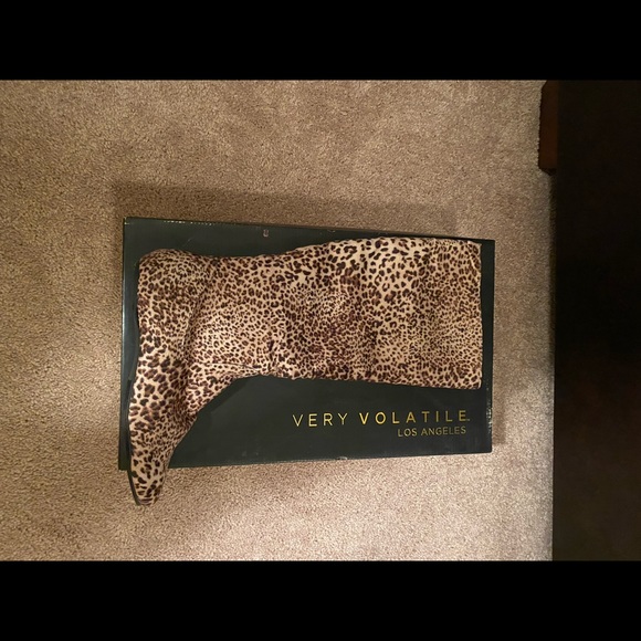 Very Volatile Shania 2 boots - Picture 2 of 2